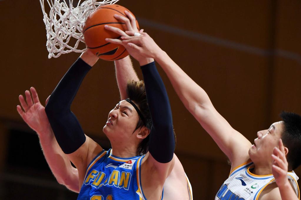 王哲林加盟上海久事大鲨鱼俱乐部