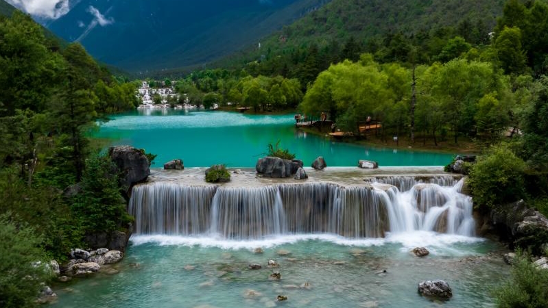 夏の観光シーズン到来　雲南省玉竜雪山風景区