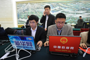 新华网、中国政府网工作人员在做直播准备工作