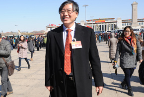 全国政协委员杨元庆步入会场