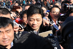 崔永元委员被媒体记者围堵