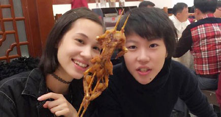 王菲の娘が水原希子と北京で食事、ザリガニ料理を堪能