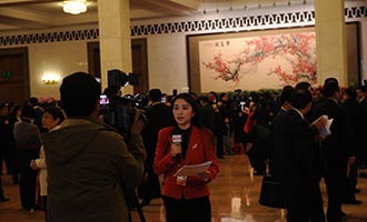 新华社记者在大会堂内采访报道