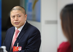 陈世强回答主持人提问