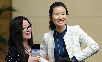 发布会现场的美女记者