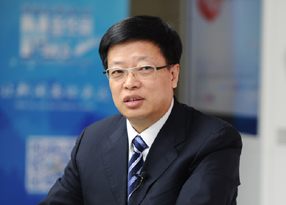 周明春回答主持人提问