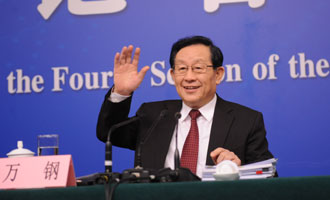 科技部部长万钢和媒体记者打招呼