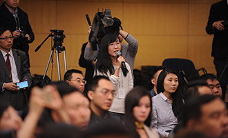 东方早报、澎拜新闻记者提问