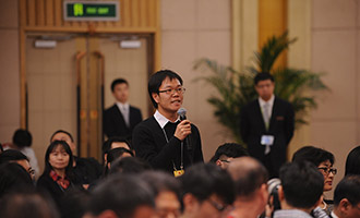 瞭望周刊记者提问