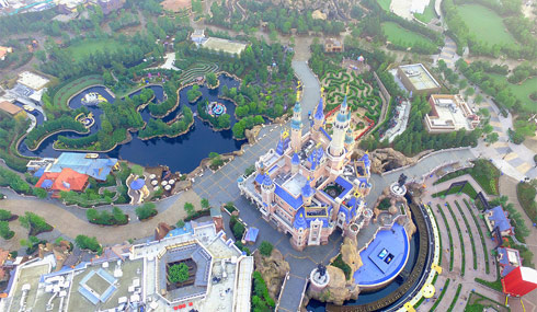 美爆了！航拍晨光下的上海迪士尼乐园