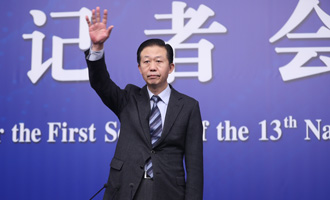 财政部部长肖捷向记者举手示意