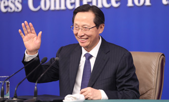 农业部部长韩长赋向记者举手示意