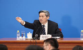 记者会主持人何绍仁