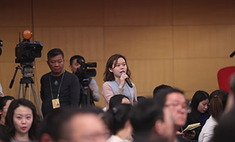 北京青年報記者提問