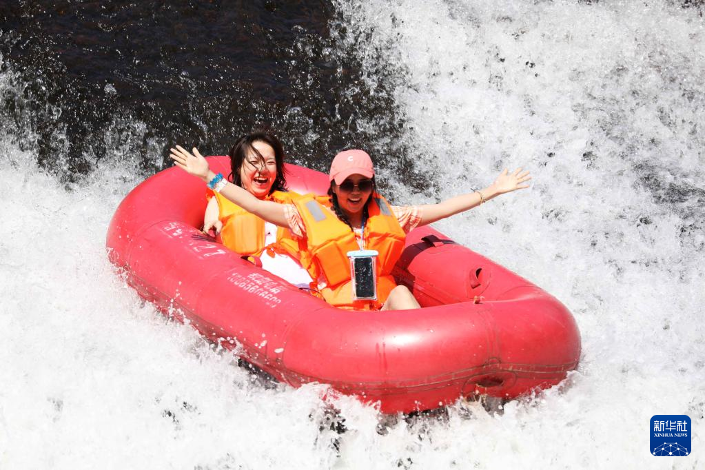 贵州赤水：漂流热助农增收