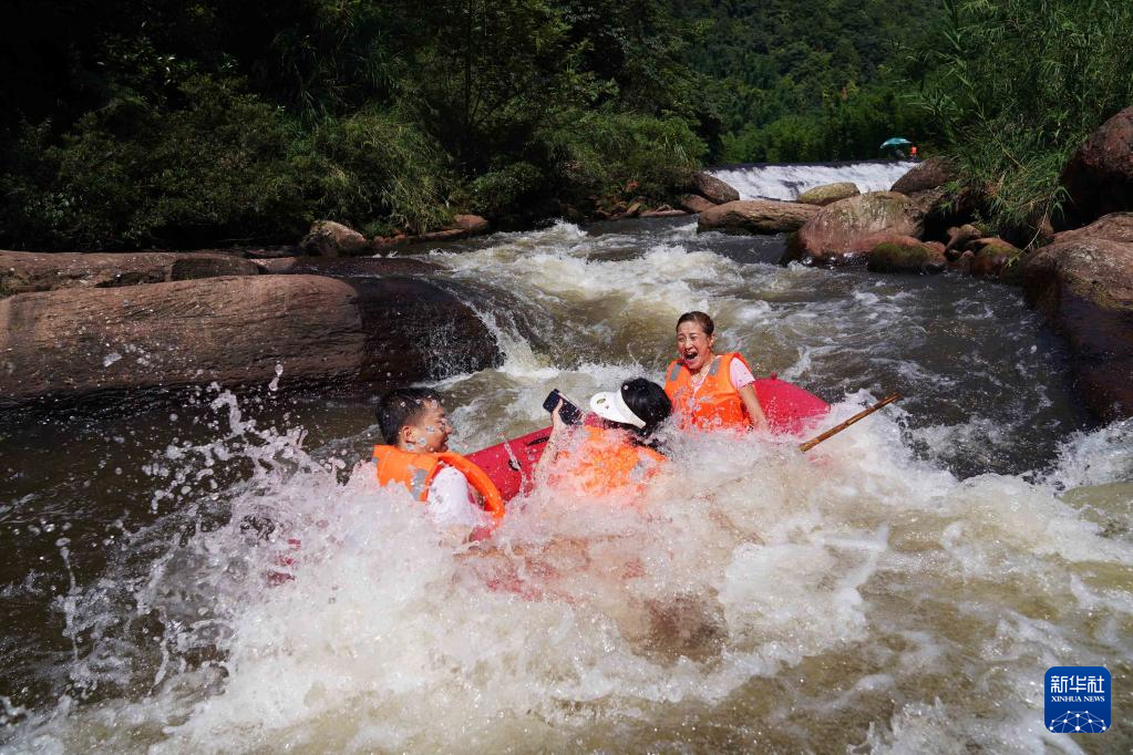 贵州赤水：漂流热助农增收