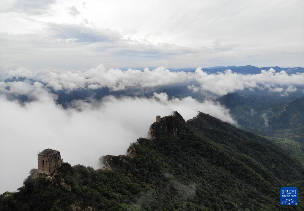  一场降雨过后，位于河北省承德市滦平县的金山岭长城出现云海景观，长城周围云雾缭绕，美如仙境