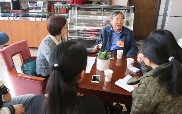 委员驻地接受采访