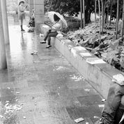 西湖长廊变垃圾场