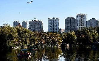 云南昆明冬日暖阳引游人