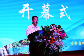 眉山市洪雅县委书记阳运良致辞