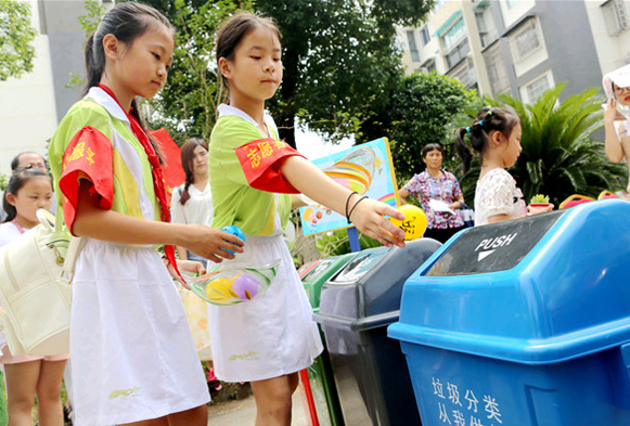 学垃圾分类做手绘环保袋 长沙娃娃暑假倡文明出行