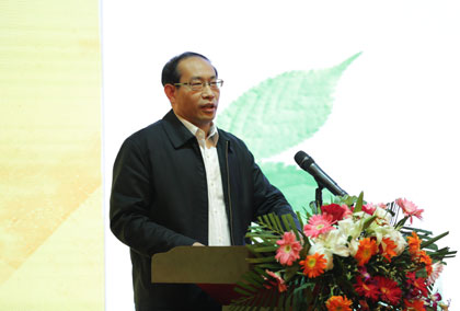 农业部农村经济体制与经营管理司副司长王乐君做主题发言