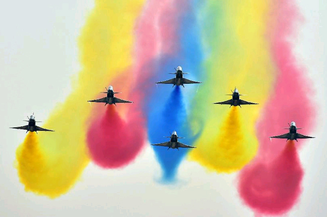 中国空军八一飞行表演队举行飞行表演