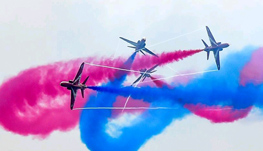 英国皇家空军“红箭”飞行表演队举行飞行表演