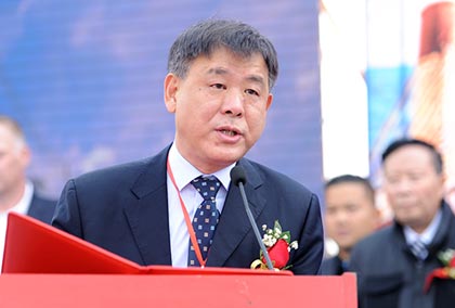 武船重工集团副总经理王渭龄介绍船体制造情况