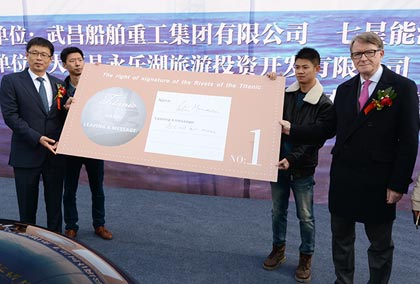 七星能源集团董事长苏绍俊向英国前副首相彼得&middot;曼德尔森赠送纪念品