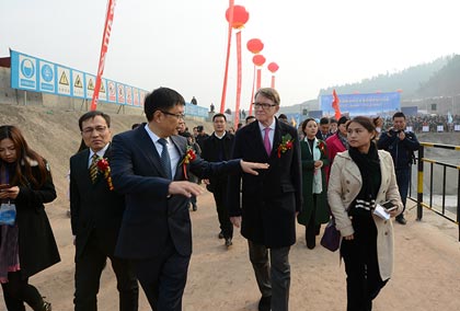 英国前副首相彼得&bull;曼德尔森参观龙骨铺设现场