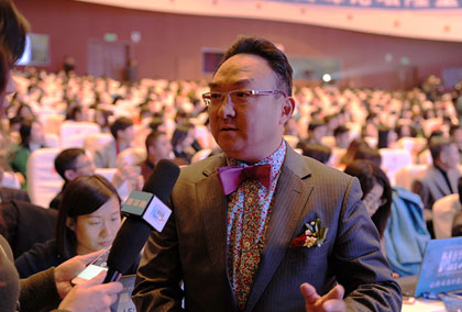 美国好莱坞影视博媒集团中国区域首席代表吴郡接受新华网记者采访