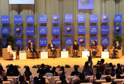 嘉宾参加第一场分论坛讨论