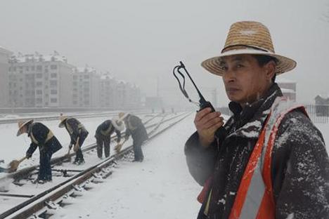沈阳铁路局迎战强降雪