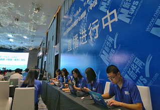 新华网直播团队现场直播中