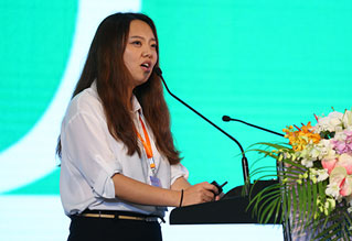 嘉宾在现场做推介