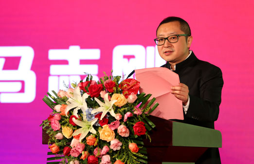 海宁市影视产业协会会长马志刚宣读《海宁宣言》