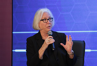 加州大学洛杉矶分校戏剧电影电视学院院长泰瑞&middot;斯瓦茨发言