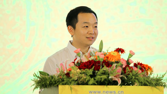 龙南县委副书记、副县长郑伟发言