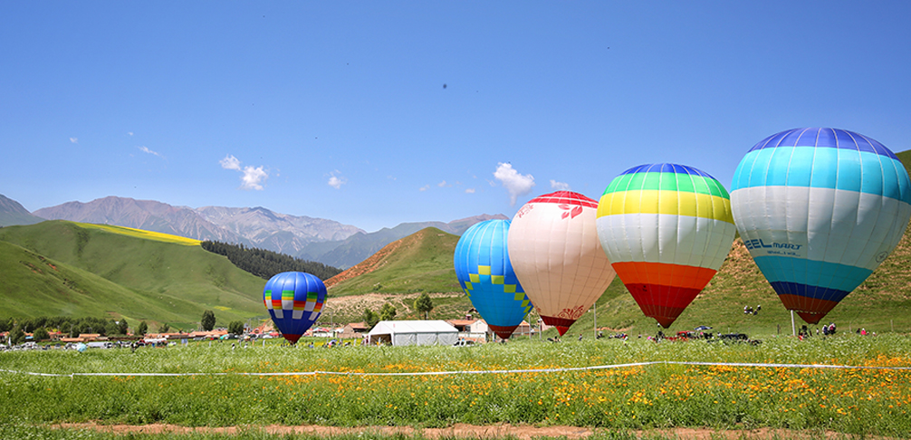 热气球准备飞行表演