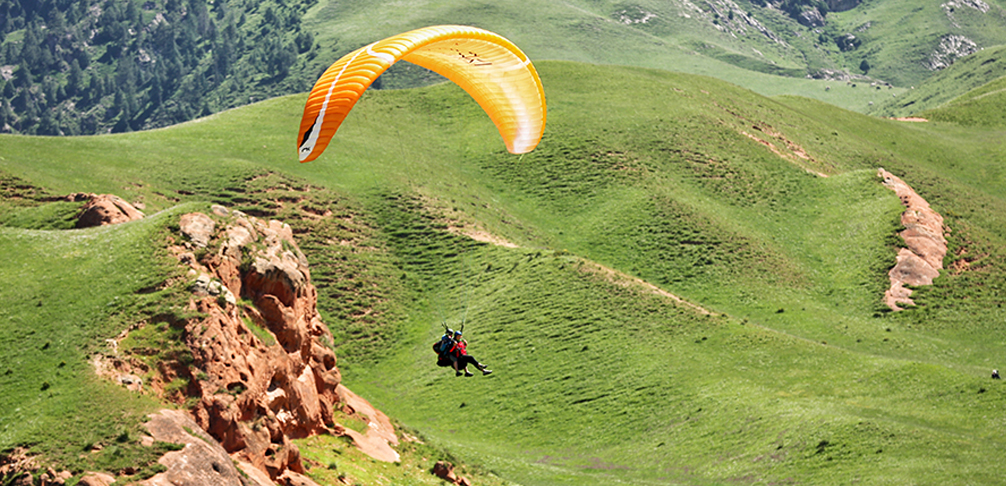 飞行员进行飞行表演