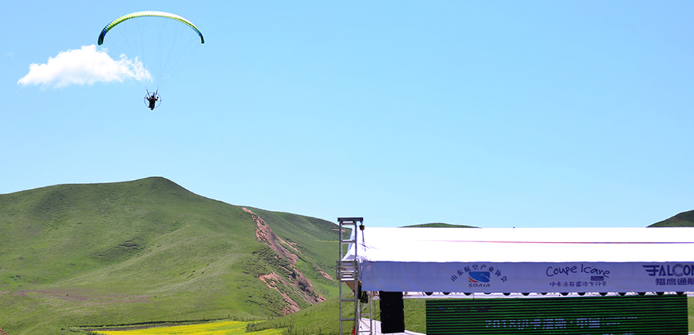 飞行员进行飞行表演