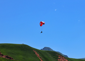 飞行员进行飞行表演
