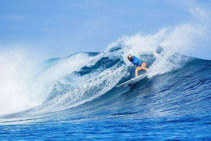 蜚声国际的冲浪胜地尼亚斯