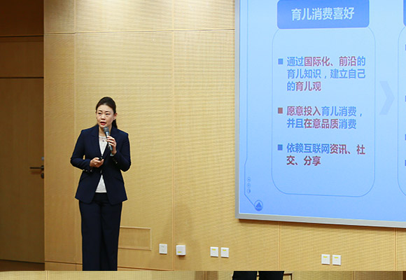 万达文旅集团高级总裁助理兼宝贝王集团副总裁黄鹤巍做主旨演讲