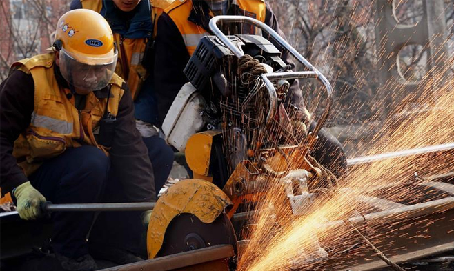 铁路换轨忙 坚守保通畅