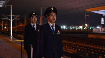 双胞胎&ldquo;高铁夜行侠&rdquo;守护春运路
