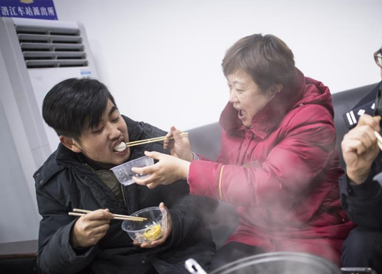 带上好菜来看你