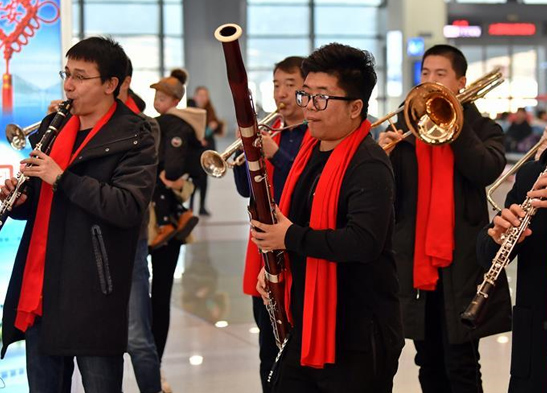 火车站里&ldquo;闹元宵&rdquo;